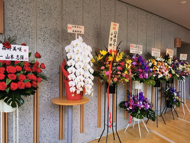 藤原歌劇団「椿姫」公演ロビーに並ぶ祝い花とスタンドフラワー