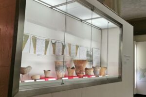 加曽利貝塚から出土した縄文土器　加曽利貝塚は土器の携帯を表す名前にもなっています 加曽利式 B と 加曽利式 E
